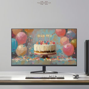 Puede incluir: Un monitor de computadora que muestra una pintura digital de un pastel de cumpleaños con velas encendidas y globos coloridos. El pastel es blanco con glaseado blanco y bayas rojas y azules en la parte superior. Los globos son rosados, azules y amarillos.