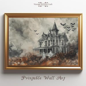 Può includere: Stampa incorniciata di una casa infestata con pipistrelli nel cielo. Due fantasmi fluttuano davanti alla casa. L'opera d'arte è in tonalità di grigio, marrone e bianco, con il testo "Printable Wall Art".