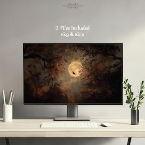 Può includere: Un monitor di computer mostra una stampa d'arte digitale di una luna piena con una strega che la attraversa, sullo sfondo di una foresta oscura. Il testo "2 file inclusi 16:9 & 16:10" è visibile. Una tastiera, un mouse e una pianta sono sulla scrivania.