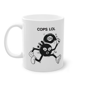 Op de afbeelding: Witte keramische mok met een zwart-witte illustratie van een cartoonfiguur dat rent met een zak geld. De tekst "COPS LOL" staat op de mok gedrukt.