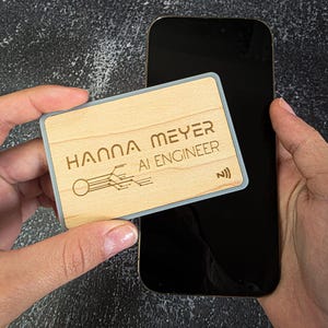 NFC Visitenkarte aus Holz mit Gravur personalisiertes Mitbringsel Business Karte personalisiert nachhaltiges Technik Geschenk für Männer