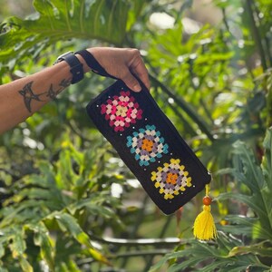 Cartera de crochet, cartera boho, cartera negra/multicolor crochet, cartera hecho a mano, cartera cuadrado de abuela, cartera de punto.