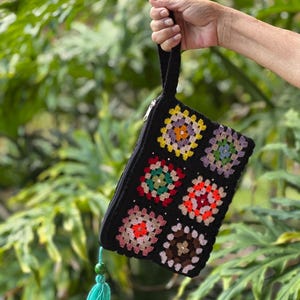 Cartera de crochet, cartera boho, cartera negra/multicolor crochet, cartera hecho a mano, cartera cuadrado de abuela, cartera de punto.