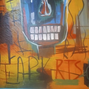Puede incluir: Pintura abstracta con una cara de calavera azul con dientes blancos y ojos verdes. El fondo es naranja y amarillo con l&iacute;neas negras y la palabra "ARTS" en rojo.