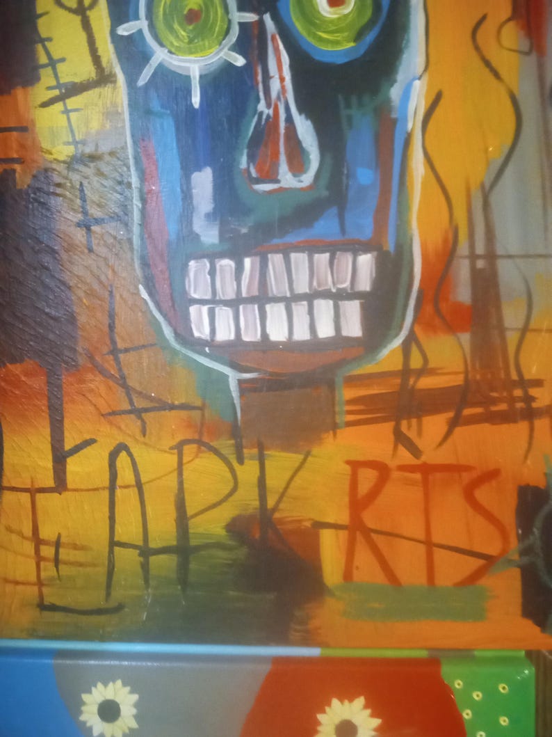 Puede incluir: Pintura abstracta con una cara de calavera azul con dientes blancos y ojos verdes. El fondo es naranja y amarillo con l&iacute;neas negras y la palabra "ARTS" en rojo.