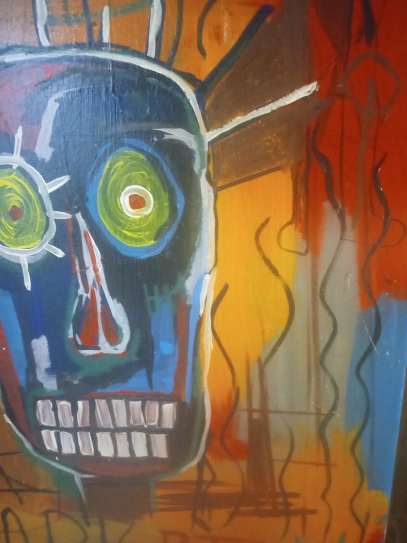 Puede incluir: Pintura abstracta de una cara azul con dientes blancos y ojos verdes sobre un fondo amarillo, naranja y marr&oacute;n.