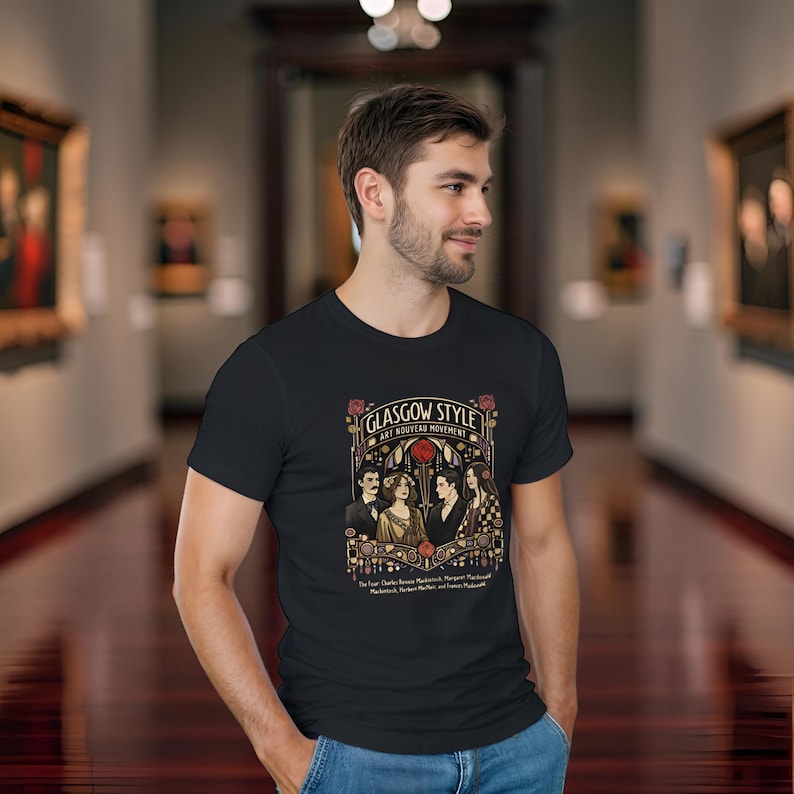 Puede incluir: Camiseta negra con un dise&ntilde;o gr&aacute;fico de estilo vintage. El dise&ntilde;o presenta el texto "Glasgow Style Art Nouveau Movement" e ilustraciones de personas y rosas. La camiseta la lleva una persona.