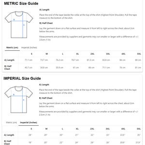 K&ouml;nnte beinhalten: Eine Gr&ouml;&szlig;entabelle f&uuml;r T-Shirts mit Diagrammen und Ma&szlig;en in metrischen (cm) und imperialen (Zoll) Einheiten. Enth&auml;lt Anweisungen zum Messen von L&auml;nge und halber Brust. Gr&ouml;&szlig;en von S bis 5XL, L&auml;ngen von 71.1 cm bis 89 cm.