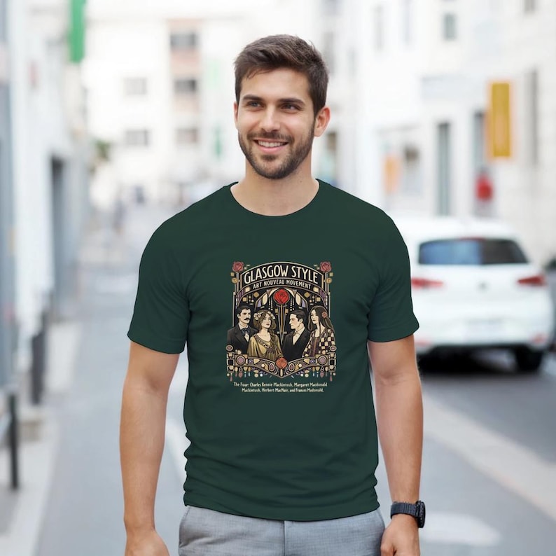 Puede incluir: Camiseta verde oscuro con un gr&aacute;fico del movimiento Art Nouveau de Glasgow. El dise&ntilde;o incluye retratos de cuatro personas, rosas y el texto "Glasgow Style Art Nouveau Movement".