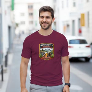 Pu&ograve; includere: Una tazza di ceramica bianca con manico nero e la scritta "But First, Coffee" in grassetto nero. La tazza &egrave; posta su uno sfondo sfocato, che suggerisce un'atmosfera accogliente.