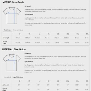 Puede incluir: Una gu&iacute;a de tallas de camisetas con diagramas y medidas en m&eacute;trico (cm) e imperial (pulgadas). Incluye instrucciones para medir la longitud y el medio pecho de la camisa. Tallas de la S a la 5XL, con largos de 71.1 cm a 89 cm.