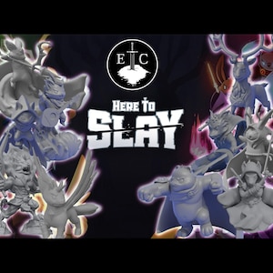 Puede incluir: Una colección de figuras en miniatura pintadas de gris, que incluyen un ciervo, un lobo, una criatura con alas y una criatura con una espada. Las figuras están dispuestas sobre un fondo negro con el texto "Here to Slay" en blanco.