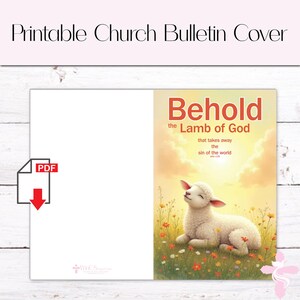 Könnte beinhalten: Druckbare Kirchenbulletin-Hülle mit einem weißen Lamm mit einem gelben Heiligenschein, das auf einer Blumenwiese liegt. Der Text "Behold the Lamb of God that takes away the sin of the world" ist in Rot und Weiß geschrieben.