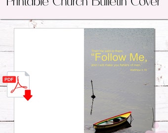 Könnte beinhalten: Druckbare Kirchenbulletin-Hülle mit einem grauen und weißen Holzhintergrund. Die Hülle zeigt ein Foto eines kleinen gelben und grünen Bootes auf einem ruhigen Gewässer mit einem Zitat aus der Bibel: "Dann sagte er zu ihnen: "Folgt mir, und ich werde euch zu Fischern von Menschen machen." Matthäus 4,19"