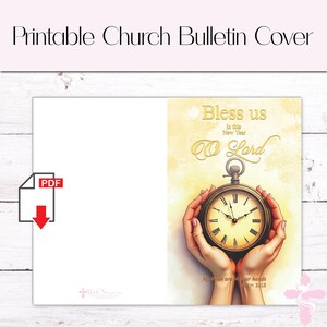 Könnte beinhalten: Ein druckbarer Kirchenbulletin-Umschlag mit einer goldenen Uhr in den Händen einer Person. Die Uhr hat römische Ziffern und der Text "Bless us in this New Year O Lord" ist in goldenen Buchstaben geschrieben. Der Text "My days are in your hands Psalm 31:15" steht unter der Uhr.