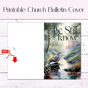 Könnte beinhalten: Druckbare Kirchenbulletin-Hülle mit einer Aquarell-Illustration einer Taube, die auf einem Ast an einem Bach sitzt. Der Text "Be Still and Know" ist in einer dunkelblauen Schriftart dargestellt.