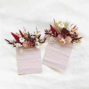 Fiore all'occhiello da tasca per sposo con rosa secca, fiore all'occhiello da tasca con fiori secchi a tema marrone, fiore all'occhiello da sposa in stile boho, fiore all'occhiello da tasca per lo sposo