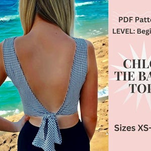 Könnte beinhalten: Ein schwarz-weißes Gingham-Top mit tiefem V-Ausschnitt, das im Rücken gebunden wird. Das Oberteil ist im Rücken mit einer Schleife gebunden. Der Text "CHLOE TIE BACK TOP" und "Sizes XS-XXL" befindet sich auf einem rosa Hintergrund.