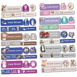 Peut inclure: Une collection d'étiquettes nominatives personnalisées avec diverses illustrations. Les motifs incluent des animaux, des fleurs et des véhicules. Les étiquettes présentent des noms tels que "Julia Brown" et "Michael Connor".