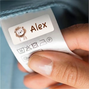 衣服や物に貼る名前シール、お子様や学校などの名前が入ったパーソナライズされた防水シール。