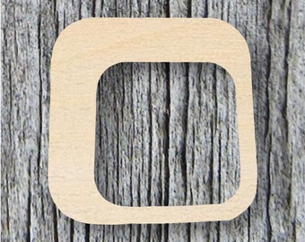 Op de afbeelding: Een houten frame met een afgeronde vierkante vorm. Het frame is gemaakt van licht hout en heeft een uitsparing in het midden.