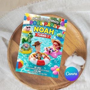 Peut inclure: Une carte d'invitation rectangulaire pour une fête à la piscine avec des personnages de Toy Story dans des bouées sur l'eau bleue. Le texte indique : JOIN US TO CELEBRATE! POOL PARTY NOAH TURNS 7, 30 JULY, 123 HOLLYWOOD BLVD, ANYCITY, CA 90028, 3:00 PM, RSVP TO WILLIAM AT +123-456-7890.