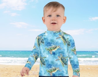 Maglietta protettiva anti-UV per bambini, ideale per nuoto e protezione solare, con fantasie personalizzate uniche.