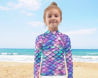 Maglietta protettiva anti-UV per bambini, ideale per nuoto e protezione solare, con fantasie personalizzate uniche.
