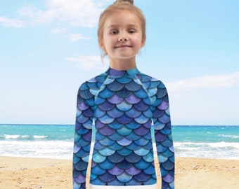 Maglietta protettiva anti-UV per bambini, ideale per nuoto e protezione solare, con fantasie personalizzate uniche.