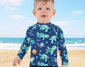 Maglietta protettiva anti-UV per bambini, ideale per nuoto e protezione solare, con fantasie personalizzate uniche.