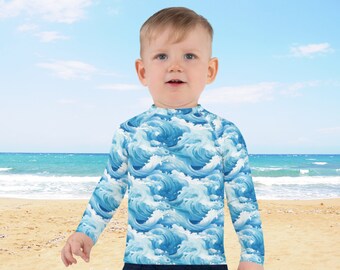Maglietta protettiva anti-UV per bambini, ideale per nuoto e protezione solare, con fantasie personalizzate uniche.