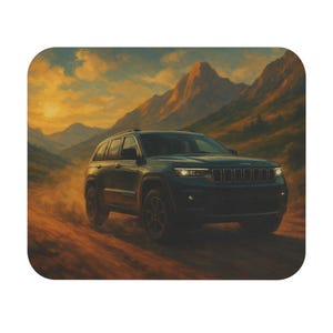 Könnte beinhalten: Eine künstlerische Darstellung eines dunkelgrünen SUVs, der auf einer unbefestigten Straße in einer bergigen Landschaft fährt. Das Fahrzeug wirbelt Staub auf, während es sich vorwärts bewegt, mit einem Sonnenuntergang im Hintergrund. Das Jeep-Logo ist sichtbar.