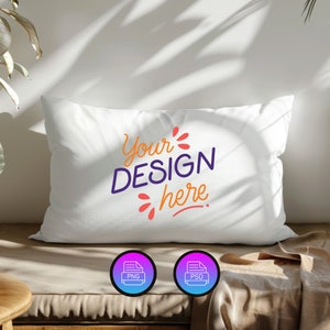 Può includere: Un cuscino bianco con il testo "Your DESIGN here" in viola e arancione. Il cuscino è su una superficie di legno con una coperta marrone. Sotto il cuscino ci sono due icone, una etichettata "PNG" e l'altra "PSD".