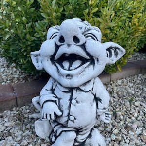 Skulptur lustiger Troll Deko für Garten Betonfigur