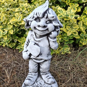 Skulptur eines Gnoms mit einer Axt Gartendeko Betonfigur eines Waldtrolls