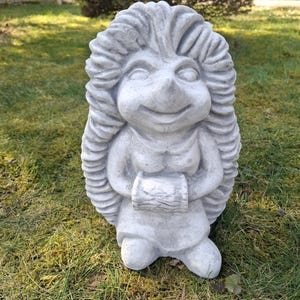 Betonskulptur Figur eines fröhlichen Igels Igelstatuette Dekoration für den Garten des Hauses Tierdekoration