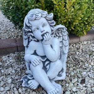 Betonnen figuur sculptuur engel knielend biddend ornament tuinkunst, decoratie voor uw landschapsontwerp