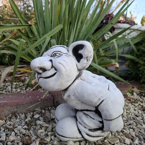 Troll Skulptur mit nacktem Hintern Dekoration für den Garten Betonfigur