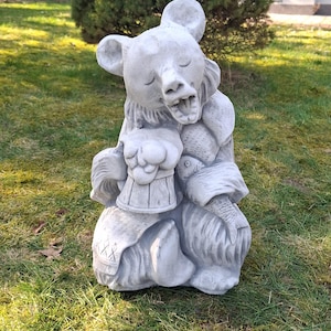 Betonfigur Bär mit Bierkrug Deko Skulptur für den Garten