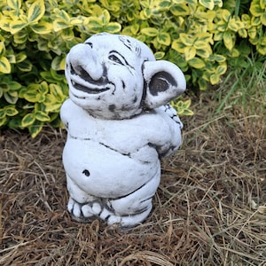 Skulptur eines fröhlichen Trolls mit Blumen zur Dekoration Ihres Gartens Betonfigur