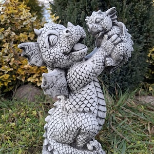 Figura de dragón de hormigón con bebé en brazos, escultura artística decorativa para jardín.