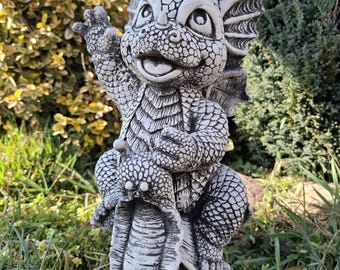 Escultura de dragón de hormigón sobre caracol, decoración artística para jardín.