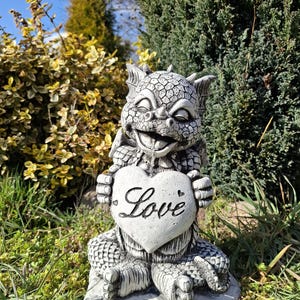 Drachen Skulptur mit Herz Kunst Deko für Garten Betonfigur