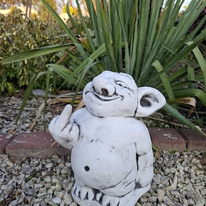 Troll Skulptur mit Mittelfinger eine Dekoration für den Garten Betonfigur