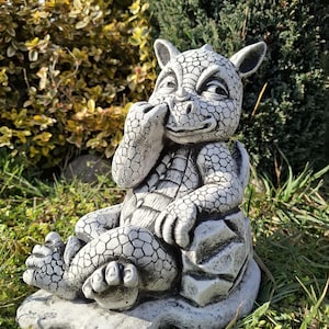 Figura de hormigón de dragón con dedo en la nariz, escultura artística para decoración de jardín