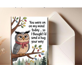 Puede incluir: Tarjeta de felicitación con un búho de dibujos animados con gafas y una bufanda, posado en la rama de un árbol. La tarjeta tiene el texto "Estabas en mi mente hoy... así que pensé en enviarte un abrazo." Hay un sobre al lado de la tarjeta.