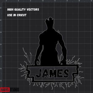 Puede incluir: Silueta negra de un personaje de la pel&iacute;cula Guardianes de la Galaxia con el nombre "JAMES" escrito en una pancarta debajo. El personaje est&aacute; de pie sobre un lecho de ra&iacute;ces.