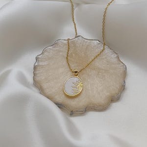 Strahlende Sonnenkette, Perlmuttanhänger, himmlischer Schmuck, leuchtender Sonnenschein-Charme, zierliche Sonnenhalskette, minimale Sommerhalskette