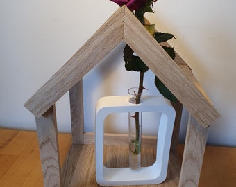 Haus aus Klötzchen mit Vase