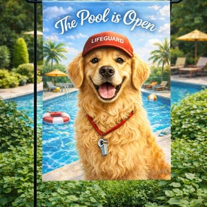 Könnte beinhalten: Eine Gartenflagge mit einem lächelnden Golden Retriever, der einen roten Rettungsschwimmerhut und eine Trillerpfeife trägt. Die Flagge zeigt "The Pool is Open" vor einem blauen Himmel mit Pool, Palmen und Sonnenschirmen.